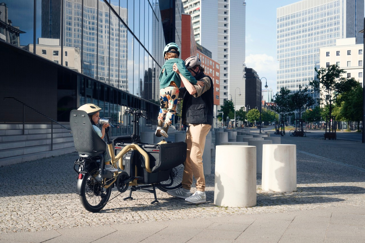 Riese & M&uuml;ller Carrie front cargo box passenger seat